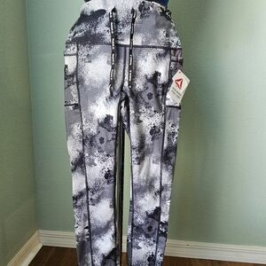 Reebok Skinny Capri/Mince Capri XS Black and Gray Patterned Joggers